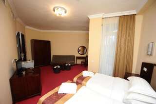 Отель Hotel Aisi Батуми Улучшенный двухместный номер с 2 отдельными кроватями-17
