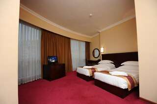 Отель Hotel Aisi Батуми Улучшенный двухместный номер с 2 отдельными кроватями-18
