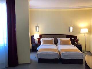 Отель Hotel Aisi Батуми Улучшенный двухместный номер с 2 отдельными кроватями-21